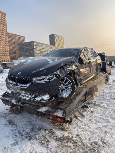 Эвакуация повреждённого автомобиля на эвакуаторе