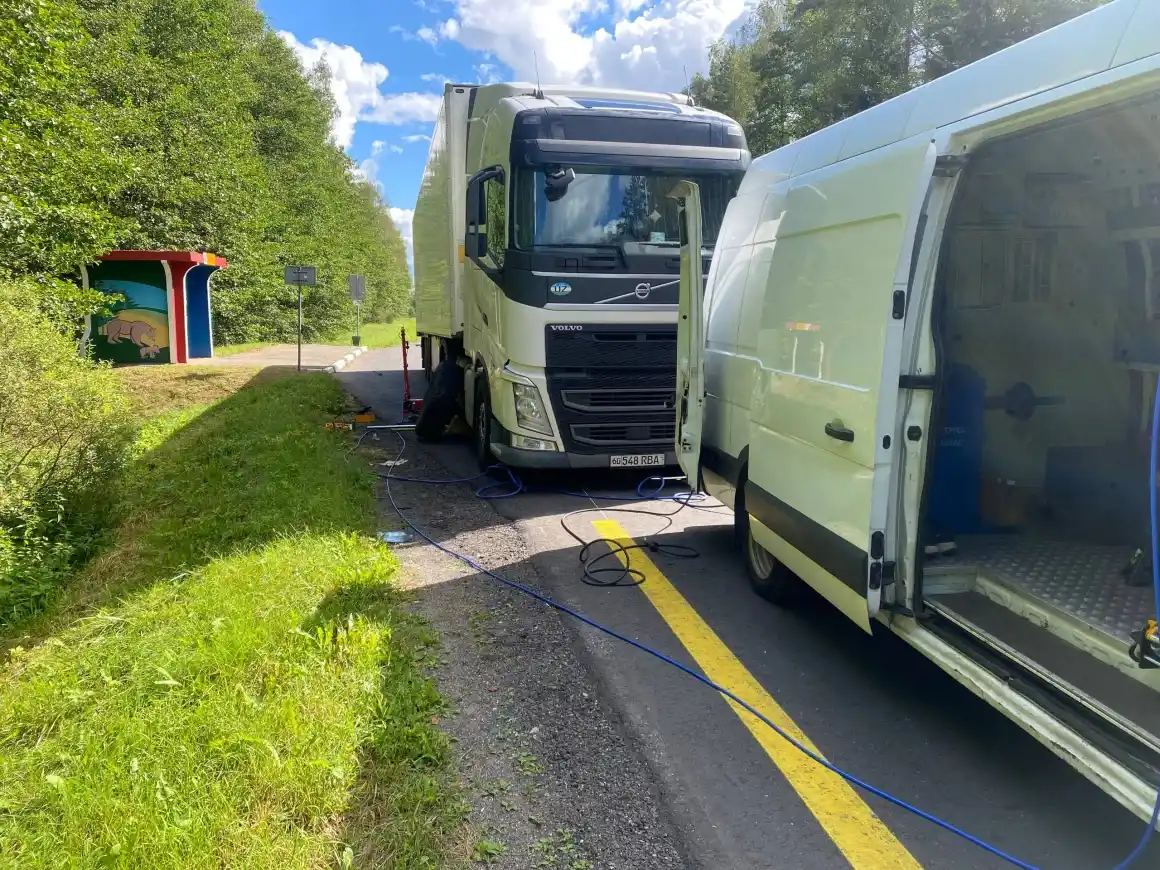 Грузовой автомобиль и сервисный фургон FixGo на дороге
